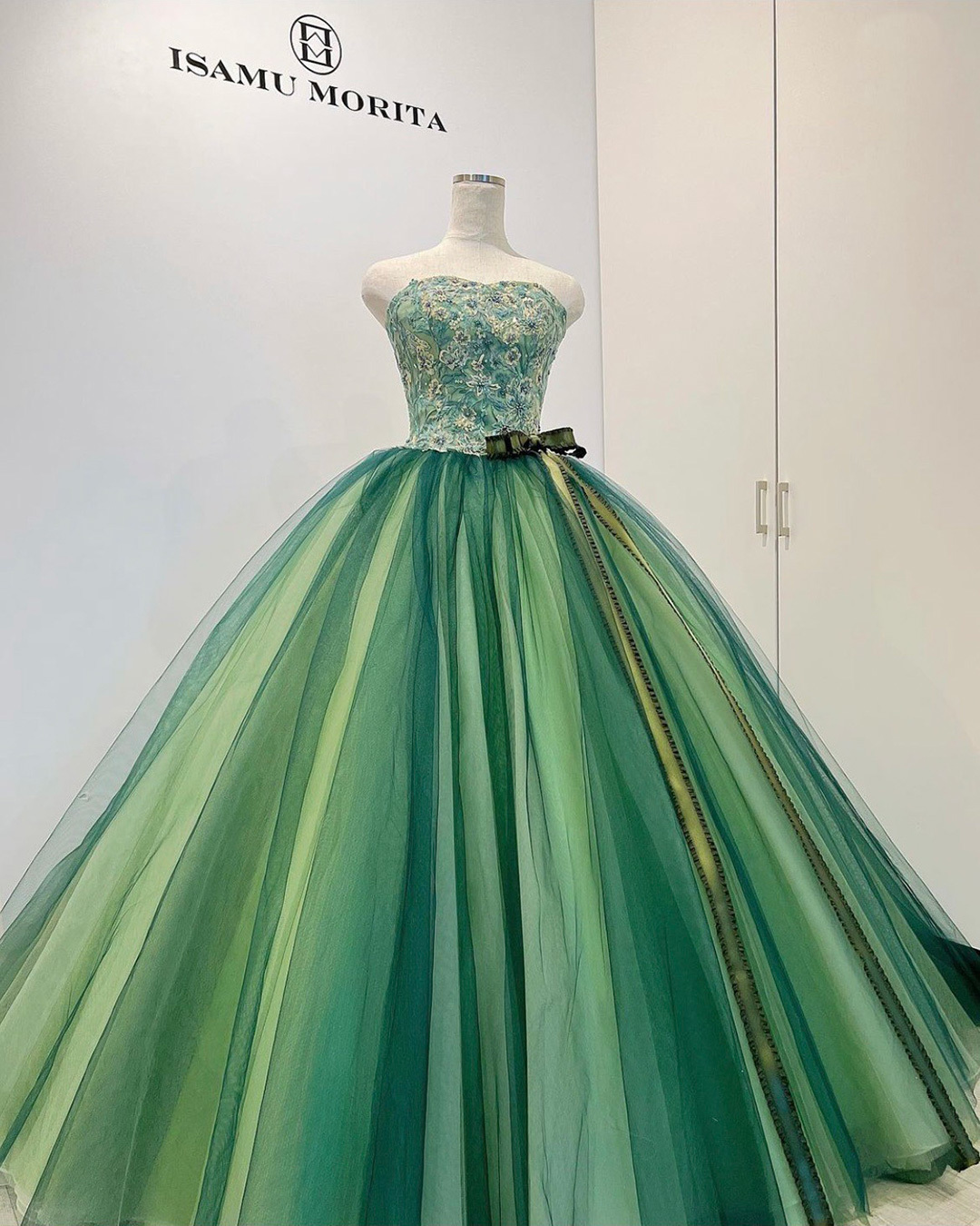 富士市ドレス専門店のフィーノ富士店の８月のイベント詳細画像、イサムモリタのドレス２