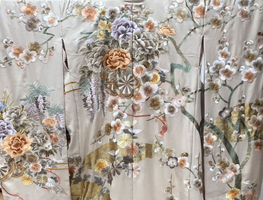 静岡ドレスショップのフィーノ富士店の2022年9月のイベントのイメージ・新作色打掛（人気のブラウン系の着物）
