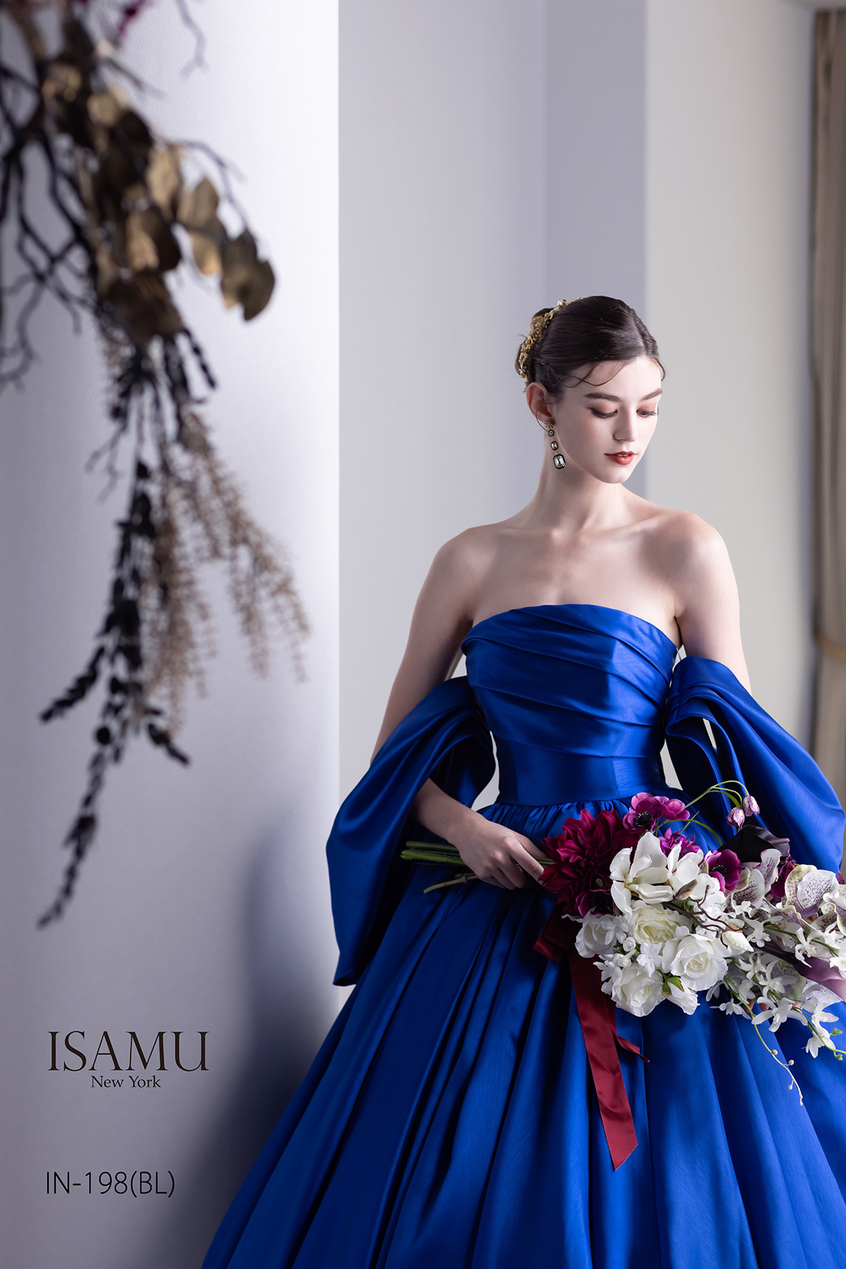 静岡市のドレス専門店フィーノのイサムモリタの新作ウエディングドレス・新作カラードレス期間限定フェア・ビビッドブルーのカラードレス