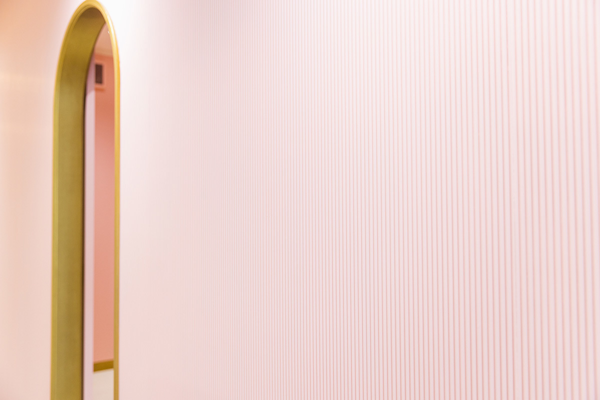 フィーノ富士店の２階のベビーピンクを使ったフォトスペース