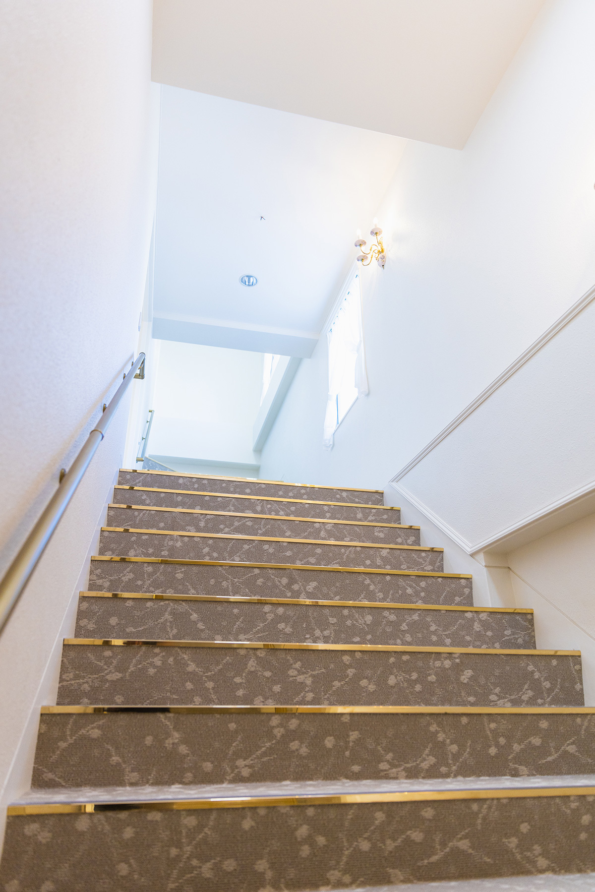 フィーノ富士店の階段のフォトスペース