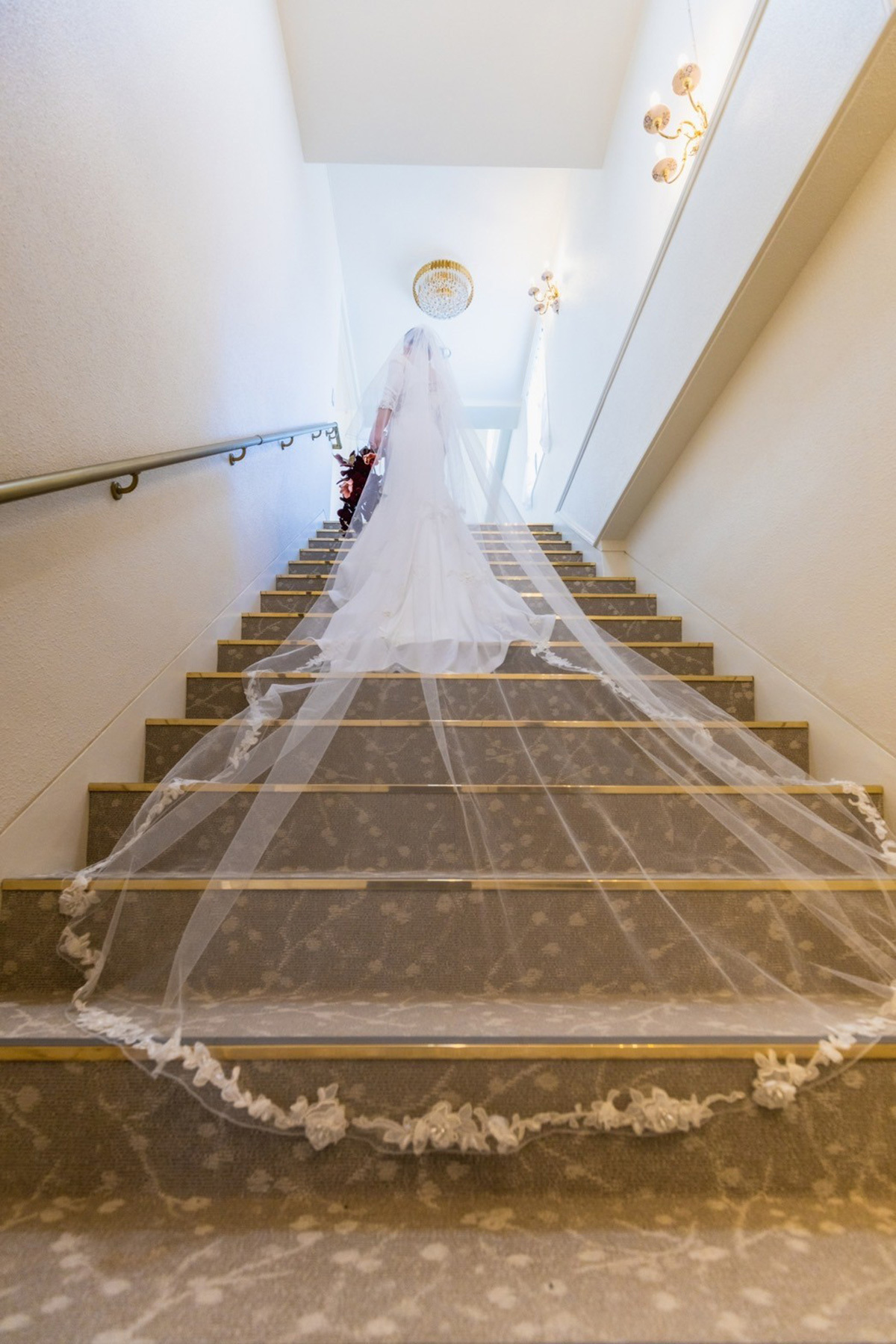 フィーノ富士店の階段のフォトスペースでの記念撮影